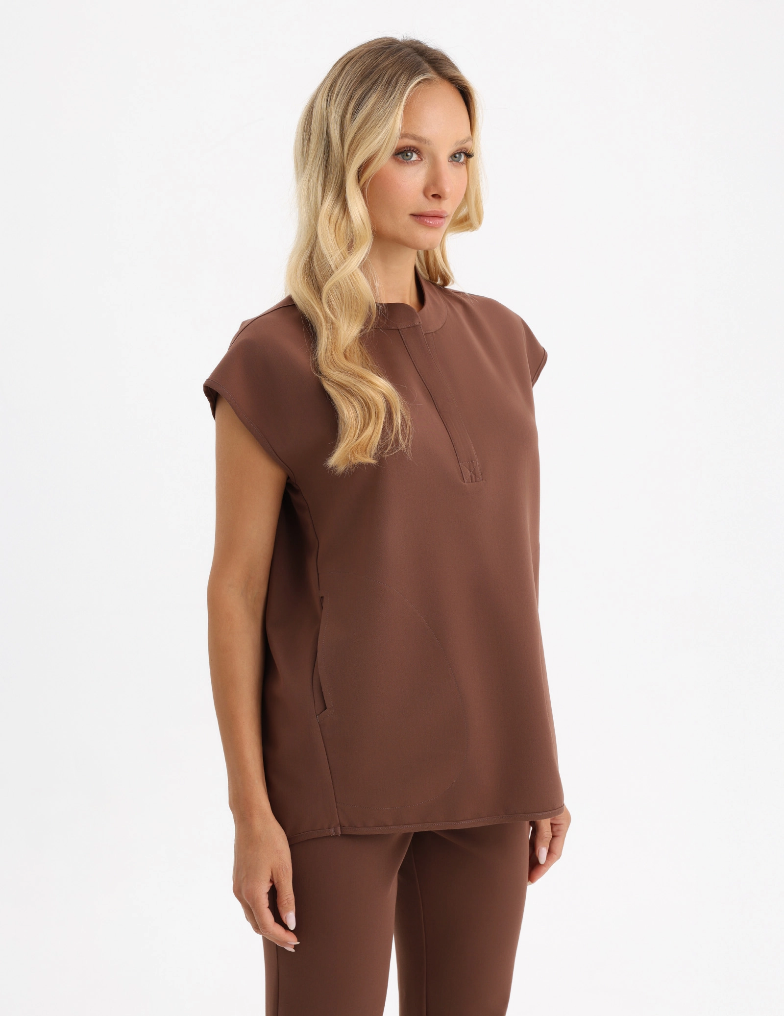 Női Orvosi Felső Khloe - MILKY BROWN